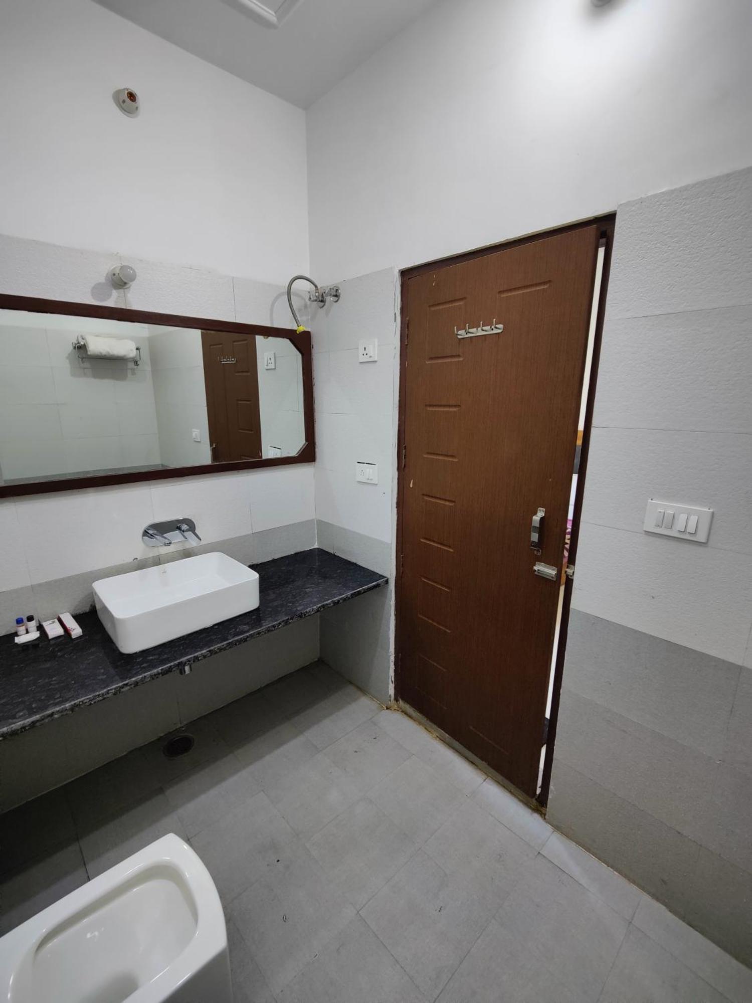 Alaknanda Motel & Restaurant Rudraprayāg Eksteriør bilde